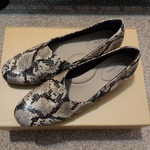 Clarks Women's Juliet Palm Leather Loafer Flats Taupe Snake Print Sz 7 NWT